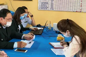 Phan Nguyễn T. N ký biên bản thừa nhận hành vi vi phạm hành chính của mình. ​