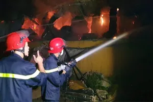 Phun nước khoanh vùng vòng ngoài nhằm không cho ngọn lửa cháy lan sang các nhà kho liền kề