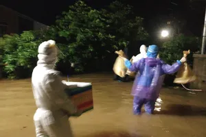 Đội phản ứng nhanh huyện Phong Điền lội lũ đi lấy mẫu xét nghiệm Covid-19 trong đêm 11-9.  ​