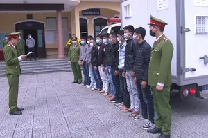 Công an đọc lệnh khởi tố bị can, bắt tạm giam 9 đối tượng côn đồ hung hãn có hành vi cố ý gây thương tích. ​