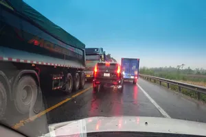 Nhiều phương tiện lưu thông trên QL1A phải xếp hàng chờ qua hầm Phước Tượng ​