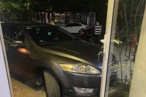 Ông Hà Tiến Dũng, Phó Trưởng phòng xây dựng chính quyền - công tác thanh niên Sở Nội vụ tỉnh Thừa Thiên - Huế điều khiển ô tô đậu sát cửa nhà chị P.T vào tối 16-4 ​