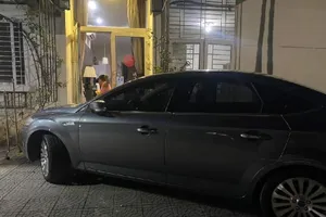 Chiếc xe do ông Dũng điều khiển đậu chặng lối ra vào của nhà chị T ​