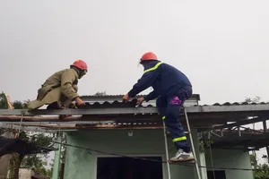 Công an Thừa Thiên - Huế giúp người dân lợp lại mái nhà bị bão số 4 đánh bay