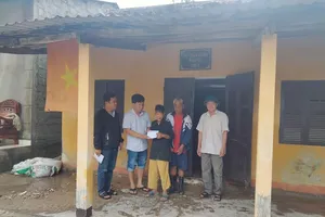 PV Báo SGGP thường trú tại Thừa Thiên – Huế trao tiền hỗ trợ gia đình chị Trần Thị Nhi là hộ gia đình khó khăn ở xóm Gióng, phường An Tây, TP Huế vừa đi tránh lũ trở về ngôi nhà bị ngập sâu trong lũ đêm 14-10.   ​