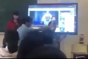 Hình ảnh giáo viên nam đẩy giáo viên nữ ra khỏi lớp học cắt từ clip