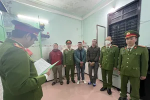 Cơ quan chức năng đọc lệnh bắt tạm giam Lâm và Anh