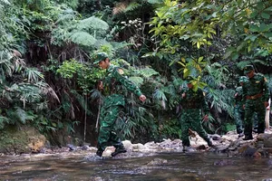 Băng rừng lội suối trên đường tuần tra.