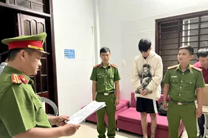 Công an đọc lệnh bắt tạm giam đối tượng Dương R.