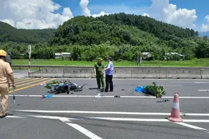 Xe máy va chạm ô tô đầu kéo khiến 2 người tử vong