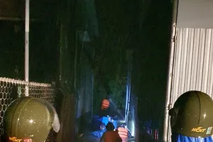 Di dời 6 người dân có nhà cửa bị ngập sâu tại phường Hương Văn, thị xã Hương Trà trong đêm