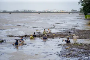 Trục vớt một khối lượng lớn rác thải ùn ứ trên sông Hương khi nước lũ hạ dần