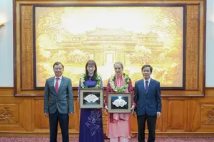 Lãnh đạo tỉnh Thừa Thiên Huế trao tặng danh hiệu “Công dân danh dự tỉnh Thừa Thiên Huế” đến bà Andrea Teufel và bà Kazuyo Watanabe