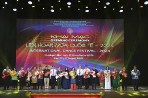 Ban tổ chức tặng hoa đại diện các đơn vị nghệ thuật tham dự Liên hoan Múa quốc tế 2024