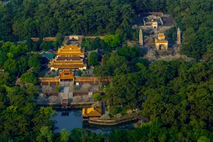 Xác minh việc quán nước khu vực lăng vua Tự Đức bán 90.000 đồng/3 ly nước mía