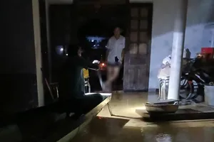 Người dân huyện Vĩnh Linh, tỉnh Quảng Trị di dời đồ đạc lên cao phòng tránh lũ lớn, tối 27-10