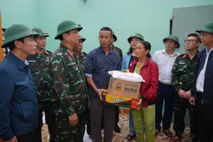 Trung tướng Hà Thọ Bình, Tư lệnh Quân khu 4 thăm hỏi, tặng quà hỗ trợ các gia đình bị thiệt do bão số 6 gây ra tại địa bàn thị trấn Lăng Cô, huyện Phú Lộc, tỉnh Thừa Thiên Huế