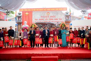 Đồng chí Nguyễn Xuân Thắng, Ủy viên Bộ Chính trị, Giám đốc Học viện Chính trị Quốc gia Hồ Chí Minh, Chủ tịch Hội đồng Lý luận Trung ương tặng quà tại Ngày hội Đại đoàn kết ở đình làng Kim Long