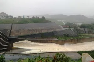 Ứng phó mưa lũ, hồ chứa Tả Trạch lớn nhất Thừa Thiên Huế vận hành xả nước từ 385-585m3/giây