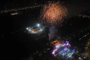Bắn pháo hoa tại Lễ công bố Nghị quyết của Quốc hội về việc thành lập TP Huế trực thuộc Trung ương và Nghị quyết của Ủy ban Thường vụ Quốc hội về việc sắp xếp đơn vị hành chính cấp huyện, cấp xã của TP Huế