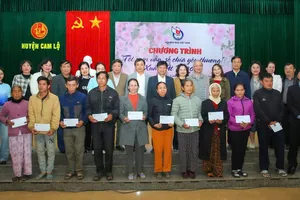 Ban tổ chức chương trình “Tết sum vầy, sẻ chia yêu thương” tết Ất Tỵ - 2025 chụp ảnh với người dân nghèo nhận quà tết của chương trình