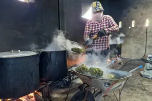 Đóng gói bánh Tét mặt trăng gửi đi muôn nơi theo các đơn hàng dịp Tết Ất Tỵ