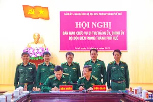 Ký biên bản bàn giao chức vụ Bí thư Đảng ủy BĐBP thành phố Huế