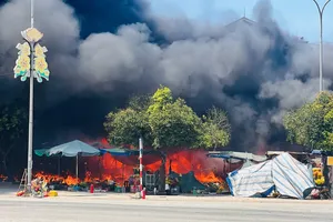 Cháy lớn bao quanh chợ An Lỗ ở TP Huế