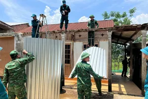 Bộ đội giúp bà con huyện miền núi A Lưới khắc phục hậu quả trận lốc xoáy, chiều 23-4