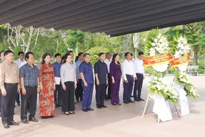 Phó Chủ tịch nước Võ Thị Ánh Xuân và Phó Thủ tướng Trần Hồng Hà tri ân các anh hùng liệt sĩ ở Quảng Trị