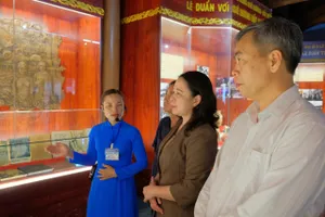 Phó Chủ tịch nước Võ Thị Ánh Xuân nghe thuyết minh về cuộc đời, thân thế, sự nghiệp cách mạng vẻ vang của Tổng Bí thư Lê Duẩn