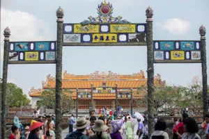 Đông đảo du khách đến Đại nội Huế tham quan trong ngày 30-4