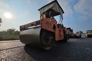 Thi công đường cao tốc Vạn Ninh - Cam Lộ xuyên lễ giữa nắng như đổ lửa