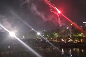 Hỏa pháo đỏ rực rơi sát chân nhiều người