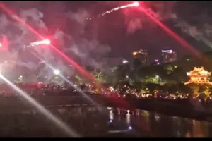 Hỏa pháo súng thần công bắn “lạc” vào khu vực khán giả ở Huế, tối 3-5.