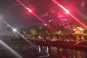 Hỏa pháo súng thần công bắn "lạc" vào khán giả ở Huế, tối 3-5