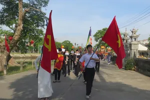 Thiêng liêng Lễ rước hoa Sen và Bác Hồ ở làng Dương Nỗ