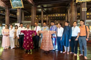 Trung tâm Bảo tồn di tích cố đô Huế tiếp nhận 2 chiếc áo dài của mẹ vua Bảo Đại