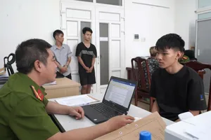 Công an đấu tranh lấy lời khai từ các đối tượng