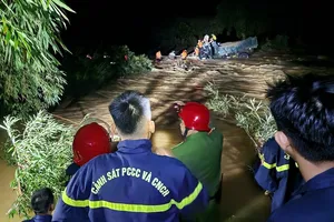 Nỗ lực cứu 4 người dân mắc kẹt giữa dòng lũ dữ trong đêm khuya