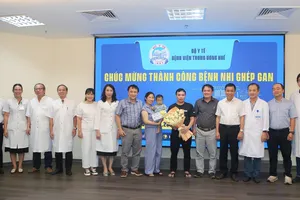 Bệnh viện Trung ương Huế tổ chức cho bệnh nhi V.Q.H xuất viện