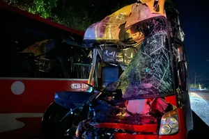Tai nạn liên hoàn giữa 3 xe khách khiến ít nhất 7 người bị thương