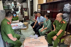 Lực lượng chức năng kiểm tra cơ sở sản xuất cà phê bột Gia Cát do bà Phước làm chủ