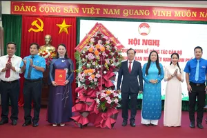 Ông Lê Trường Lưu, Bí thư Thành ủy, Chủ tịch HĐND, Trưởng đoàn ĐBQH thành phố Huế, trao quyết định và tặng hoa đến tập thể cơ quan MTTQ Việt Nam thành phố Huế