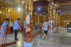 Lắp đặt kính cường lực bảo vệ bảo vật quốc gia ở Điện Thái Hòa