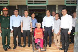 Phó Thủ tướng Bùi Thanh Sơn thăm và tặng quà các gia đình chính sách ở Huế