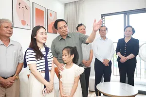 Thủ tướng Phạm Minh Chính thăm hỏi và tặng quà người dân sinh sống trong khu nhà ở xã hội tại TP Huế