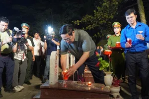 Thủ tướng Phạm Minh Chính thắp nến trên các phần mộ ở Nghĩa trang liệt sĩ quốc gia Trường Sơn tại Lễ thắp nến tri ân các Anh hùng liệt sĩ cấp Quốc gia