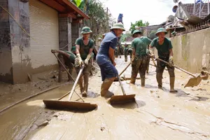 Cán bộ, chiến sĩ Quân khu 4 giúp người dân Nghệ An khắc phục mưa lũ