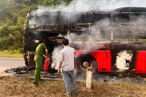 Xe khách cháy trơ khung trên cao tốc La Sơn – Túy Loan